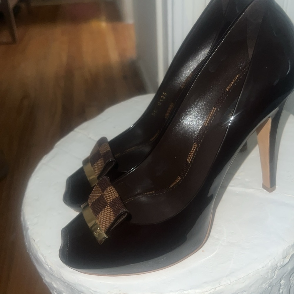 The brand-detailed gold-tone metal attached to the Damier Ebene canvas trim at - Picture 3 of 12